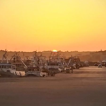 Casa Sunrise - Lovely Sea Front Apartment Шака Екстериор снимка