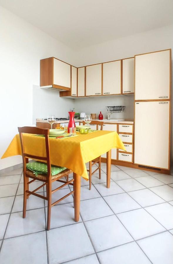 Casa Sunrise - Lovely Sea Front Apartment Шака Екстериор снимка