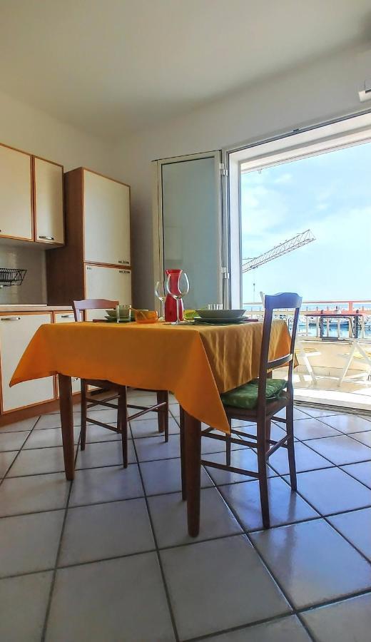 Casa Sunrise - Lovely Sea Front Apartment Шака Екстериор снимка