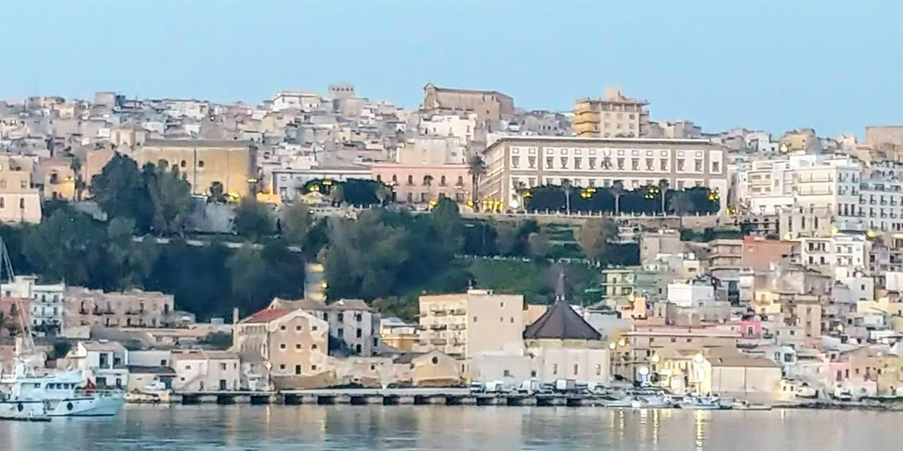 Casa Sunrise - Lovely Sea Front Apartment Шака Екстериор снимка